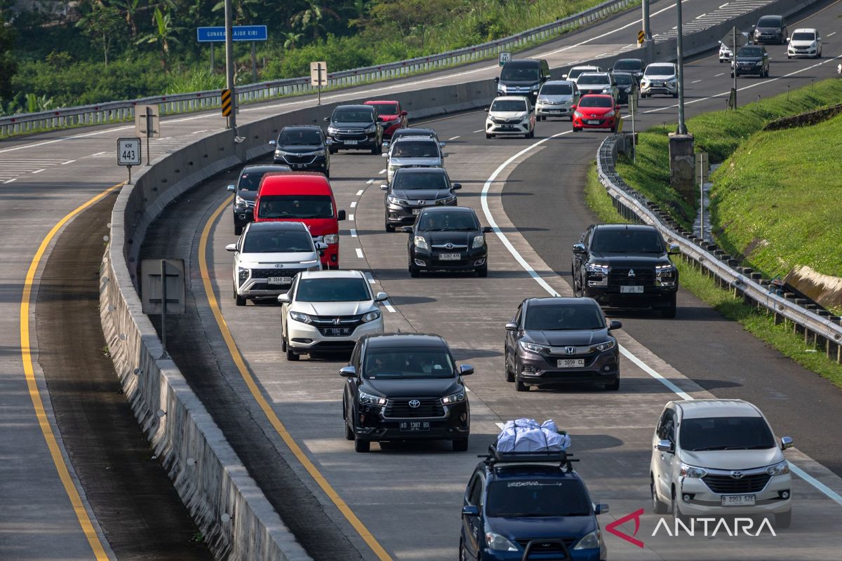 Update terbaru arus balik 2026: kendaraan padati Tol Semarang - Solo, lalu lintas masih terkendali