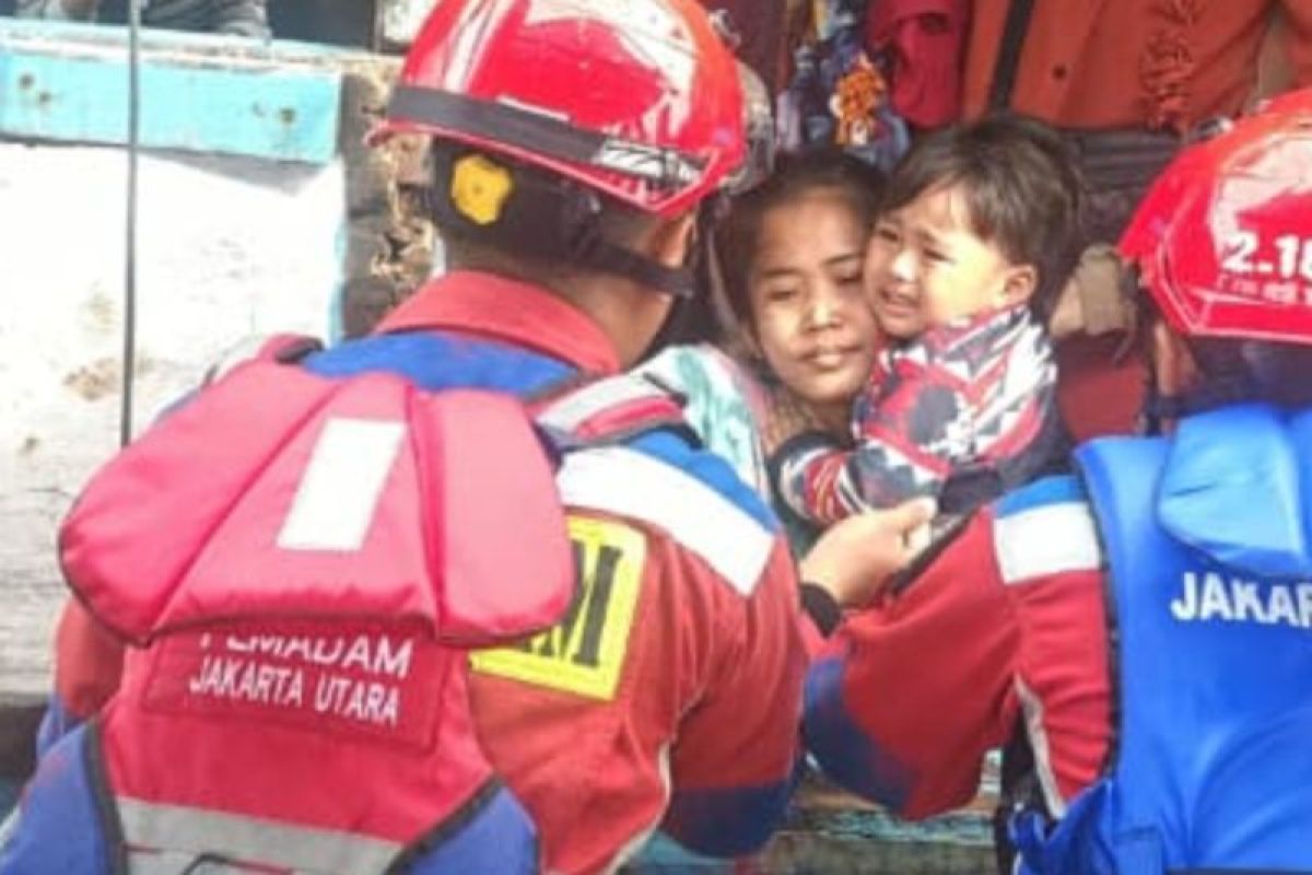 Tim gabungan evakuasi puluhan penumpang kapal mati mesin