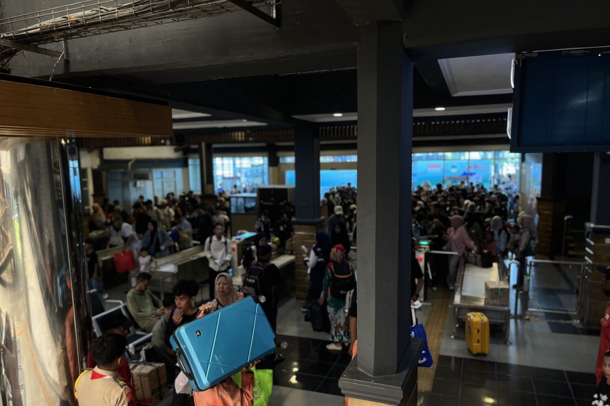 Pemudik pejalan kaki padati Pelabuhan Bakauheni pada arus balik H+2