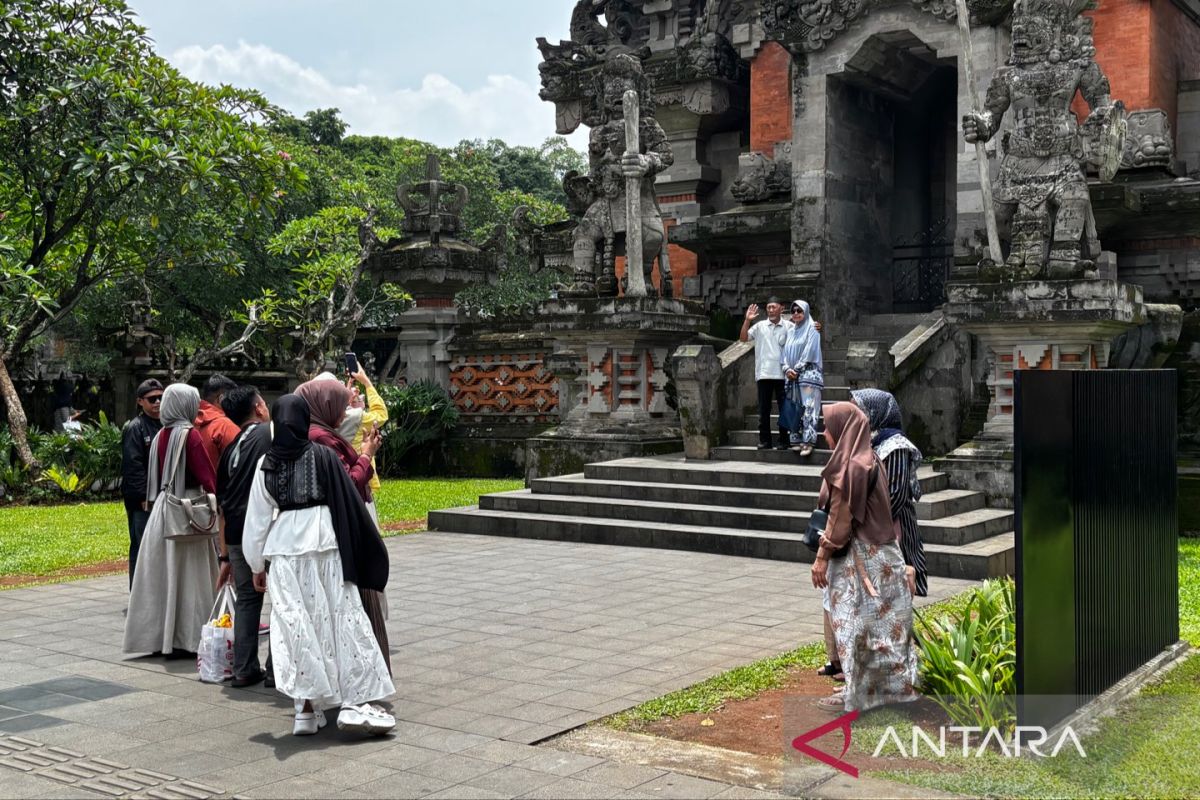 TMII gelar pawai budaya dan Tari Kecak hibur pengunjung
