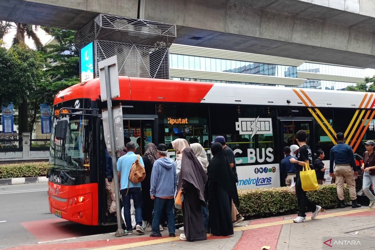 Besok, tarif Transjakarta hanya Rp12