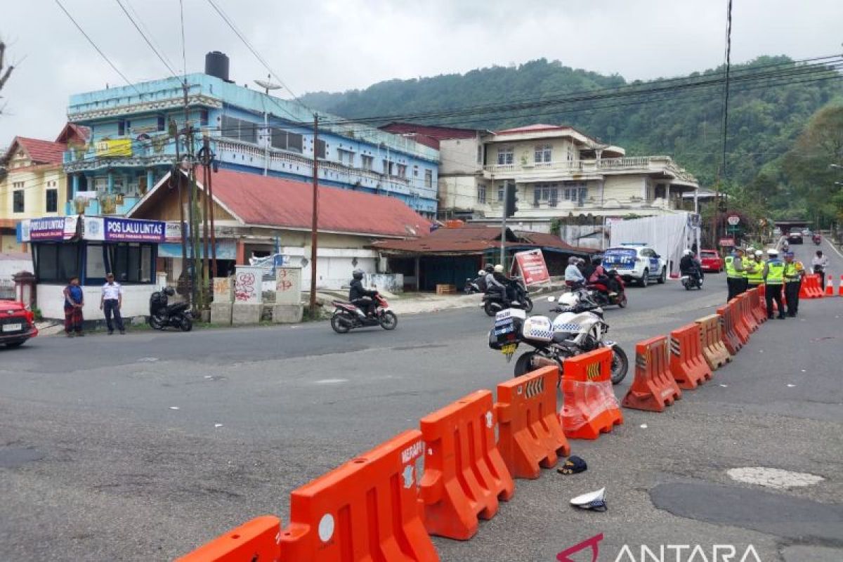 Polisi tahan truk sumbu tiga yang langgar pembatasan operasional