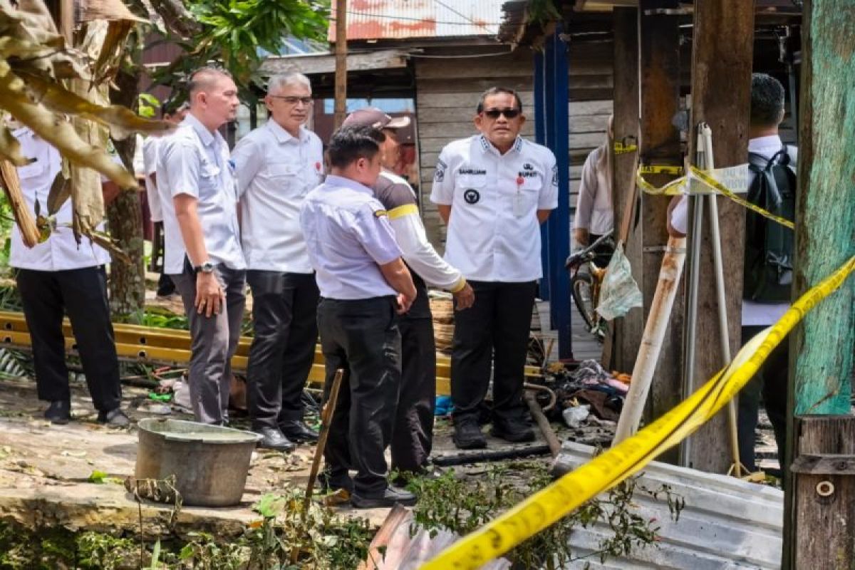 Bupati HSU kunjungi korban kebakaran di Desa Sungai Namang - ANTARA News  Kalimantan Selatan