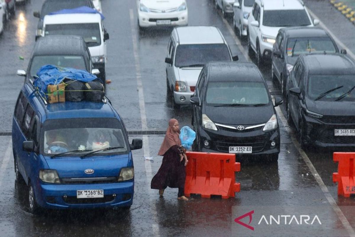 Sedia payung, mayoritas wilayah RI diguyur hujan ringan pada Selasa