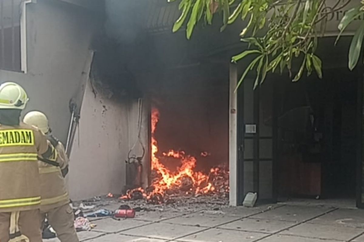 Polisi selidiki penyebab kebakaran toko laundry di Kelapa Gading