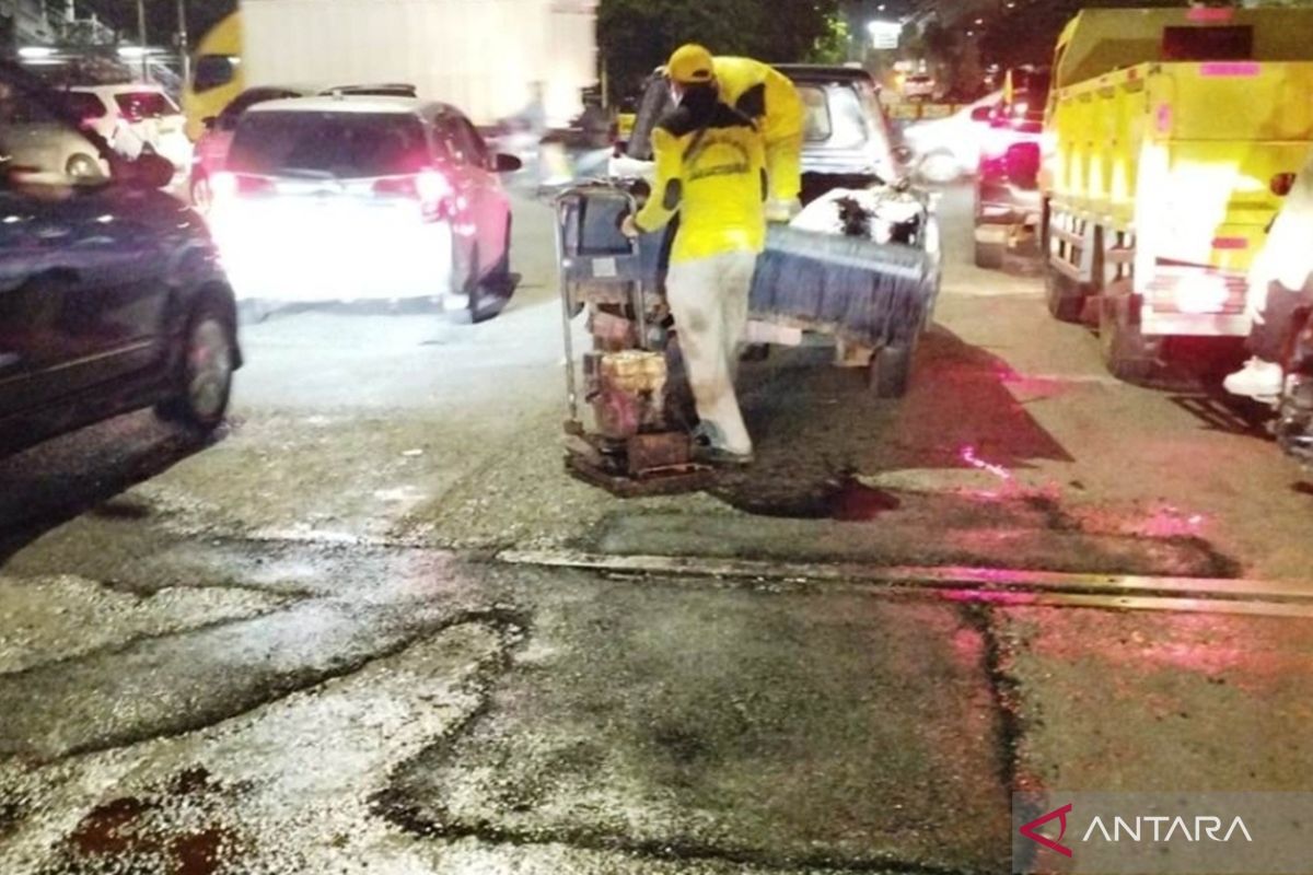 Bina Marga DKI tambal jalan rusak di Daan Mogot