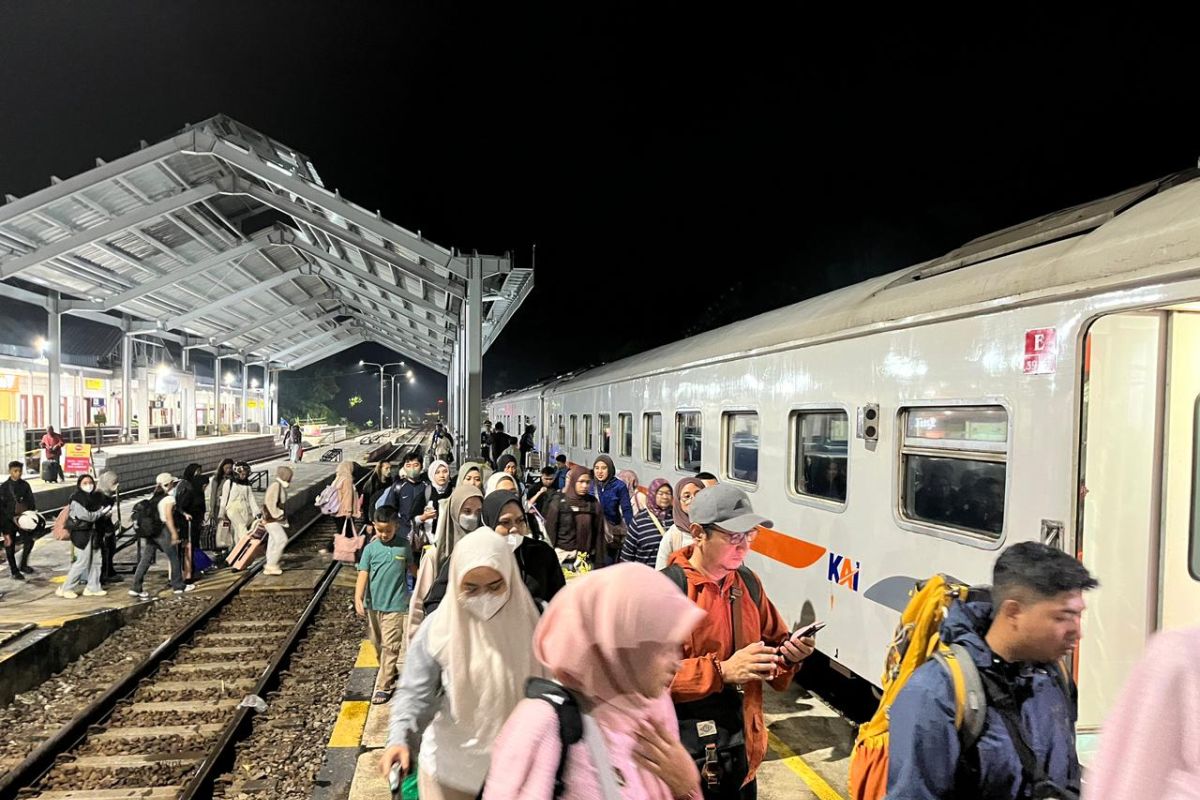 Puncak arus balik KAI Jember Selasa (24/3) dengan 13.150 penumpang