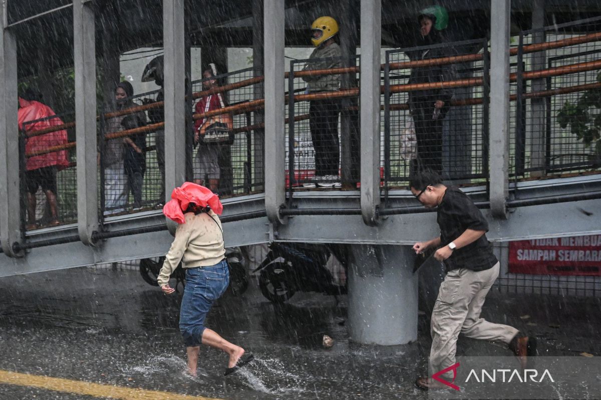 BMKG prakirakan sebagian Jakarta diguyur hujan Senin ini