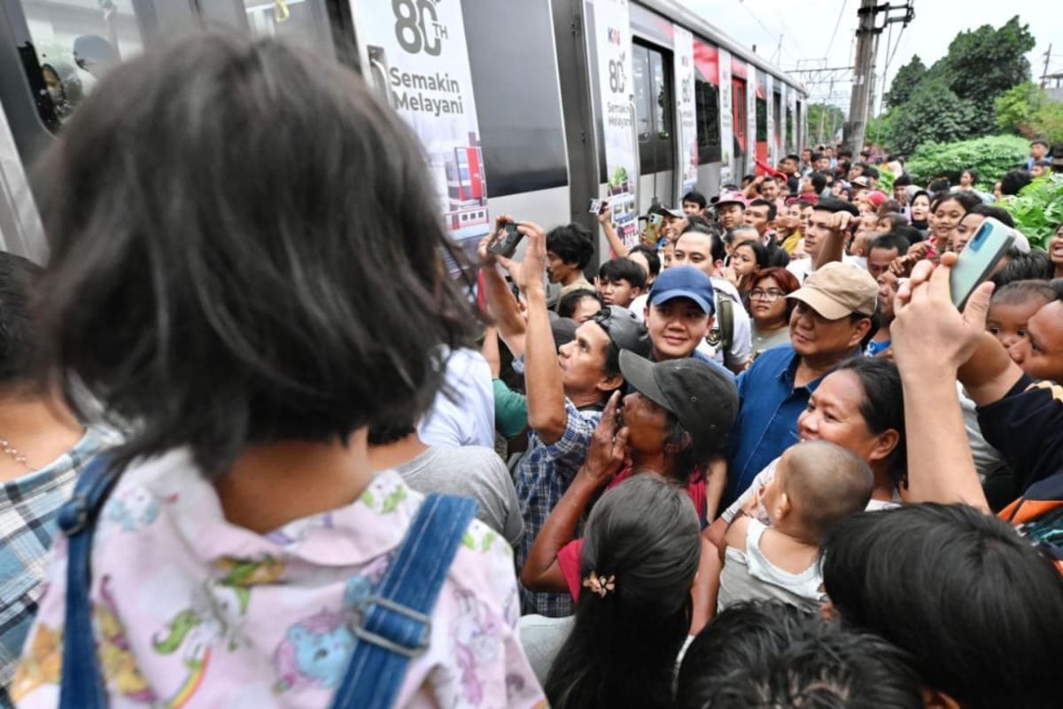 Saat warga minta Prabowo menepi dari rel karena kereta akan melintas