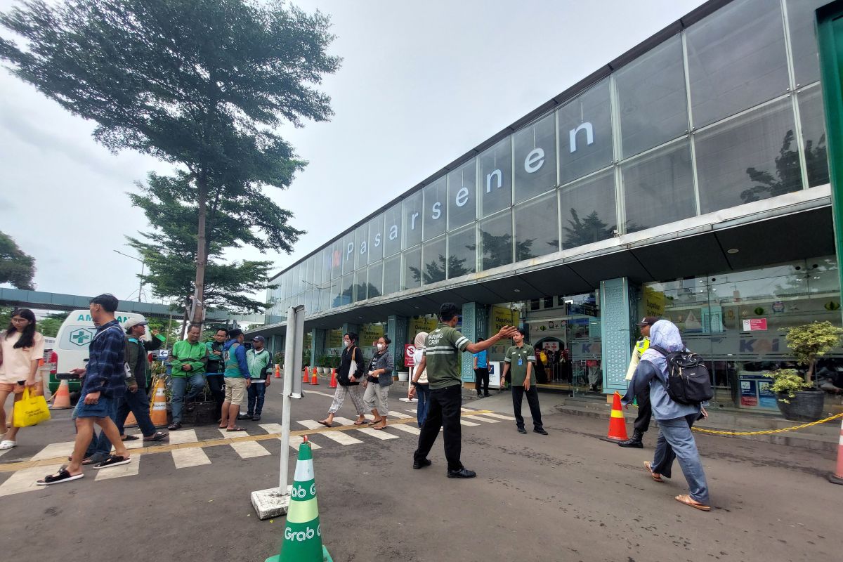 Kedatangan penumpang di Stasiun Pasar Senen masih tinggi