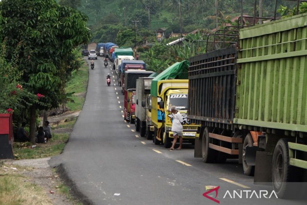 Antrean truk logistik di Jalan Lintas Timur Sumatra