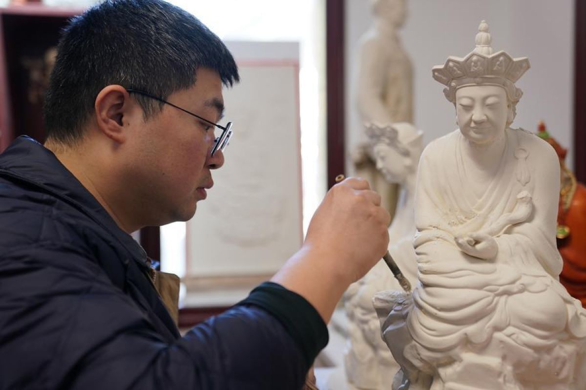 Potret patung "Buddha Tanpa Kata" yang hidupkan seni porselen klasik