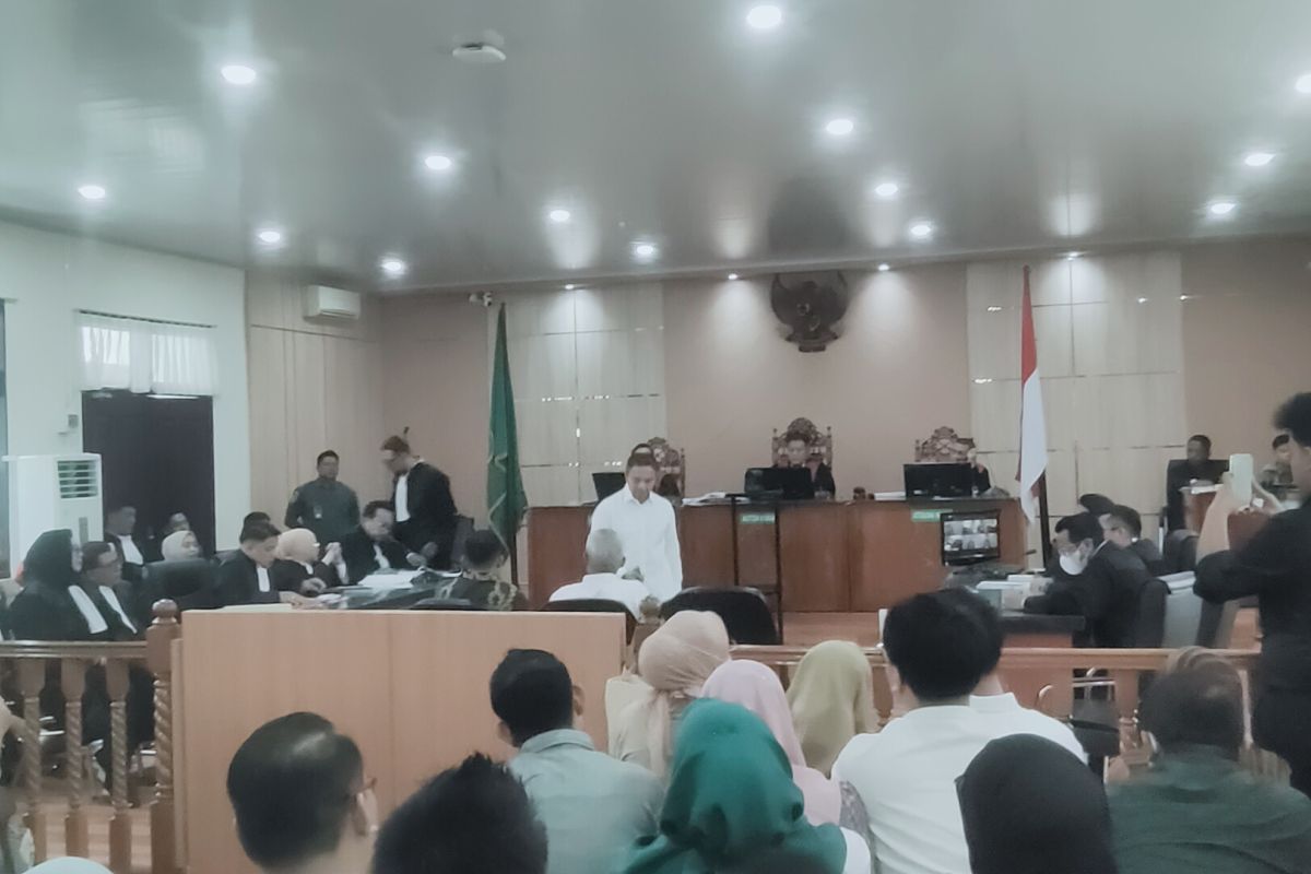 Sidang perdana Gubernur Riau nonaktif, Abdul Wahid didakwa memeras Rp3,55 miliar