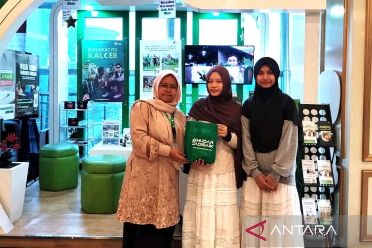 Pelajar RI di Kuala Lumpur serahkan donasi untuk korban bencana Sumatera