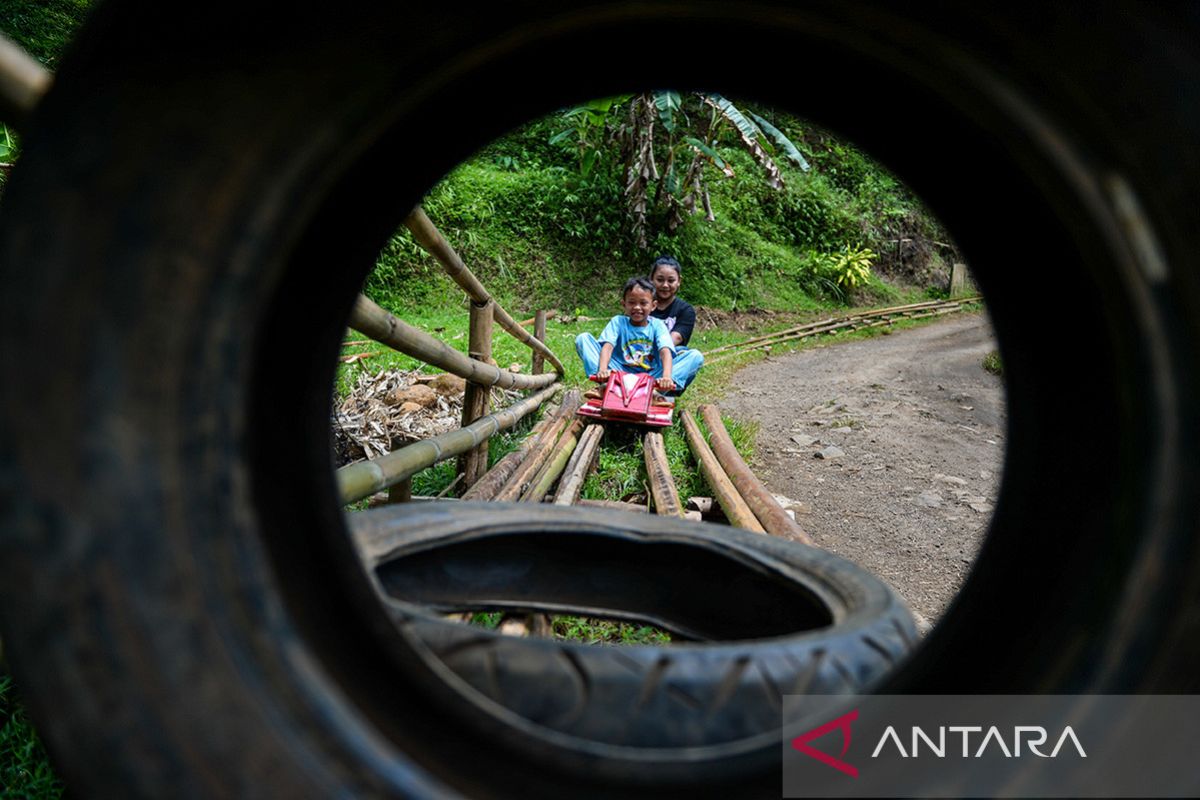 Permainan tradisional Lolorian di Garut