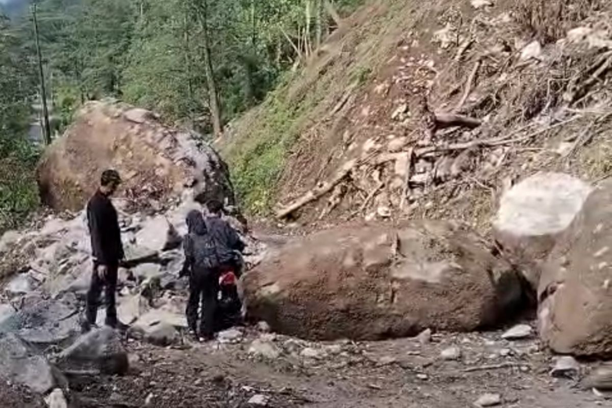 BPBD: Tanah longsor kembali terjang Jepara menutup akses jalan ke Desa Tempur