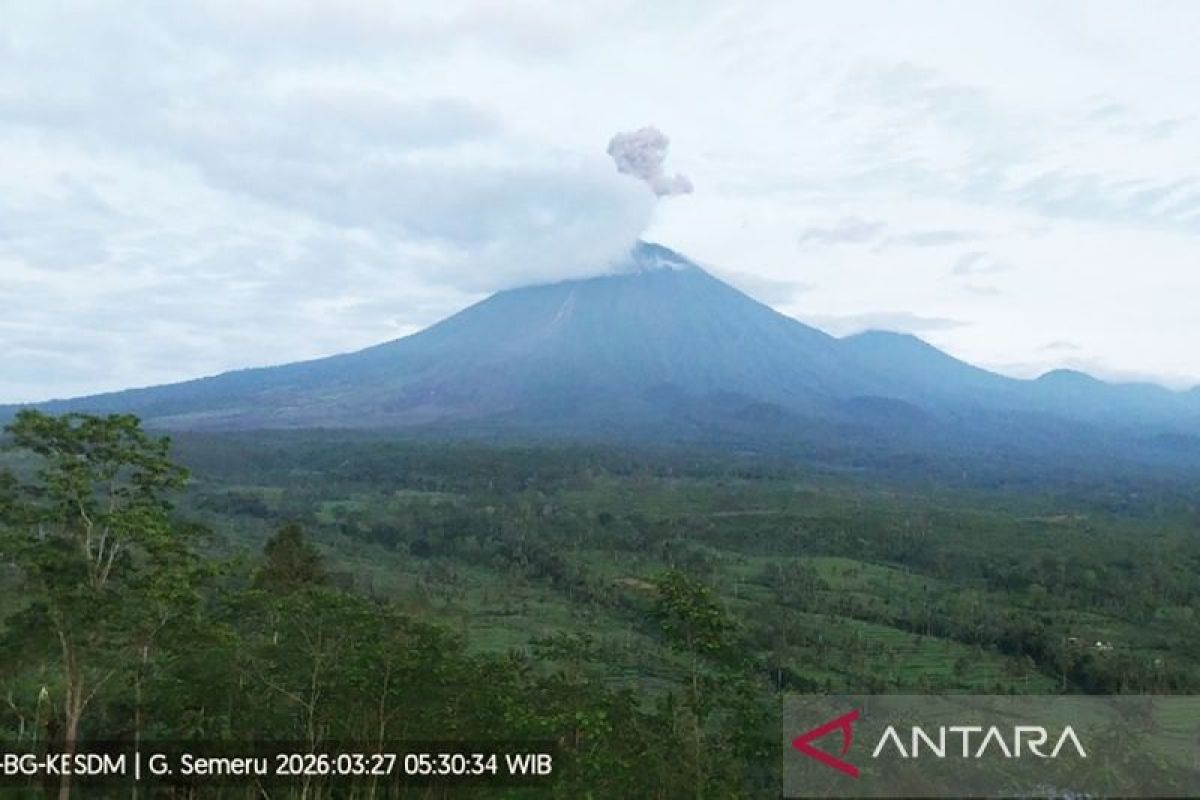 Gunung Semeru 2 kali erupsi Jumat pagi, tinggi letusan capai 1 km