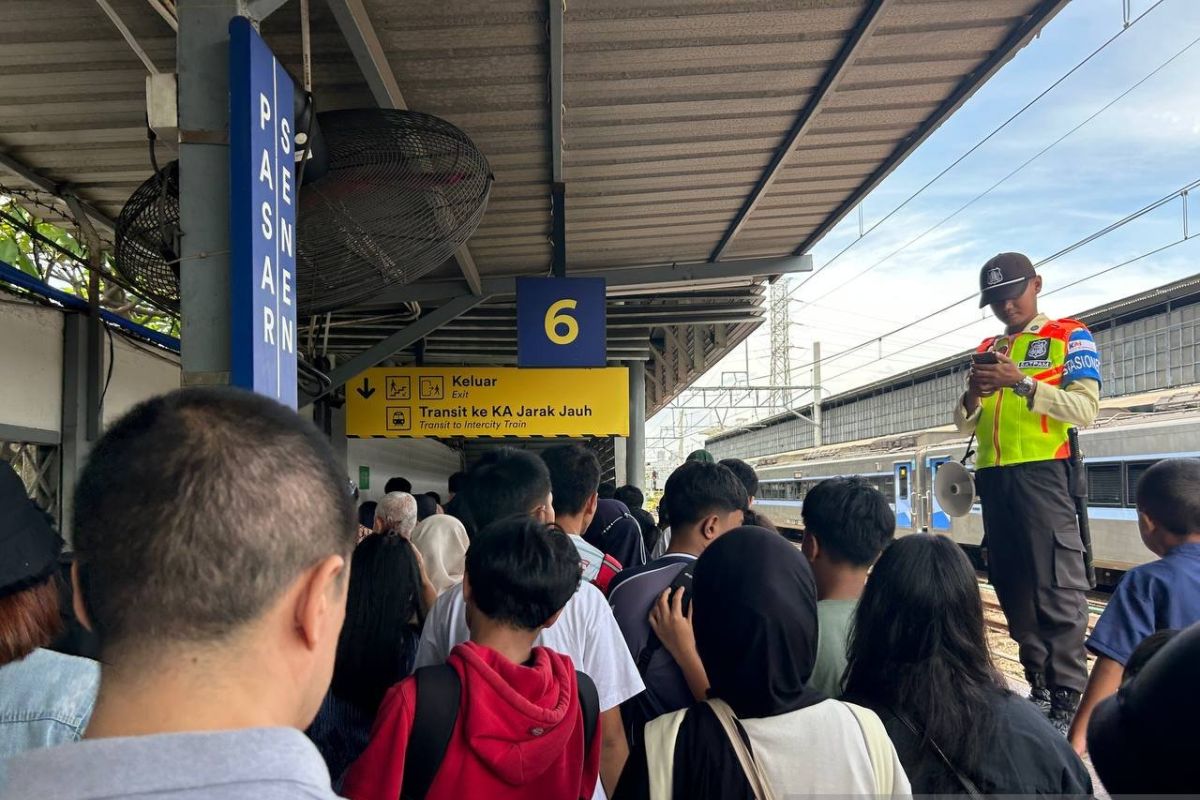 Stasiun Pasar Senen masih dipadati puluhan ribu penumpang pada H+7
