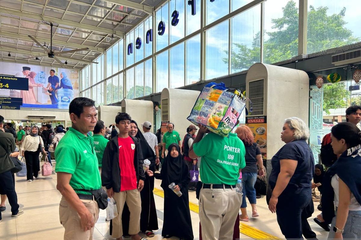 Porter Stasiun Pasar Senen raup penghasilan lebih selama Lebaran