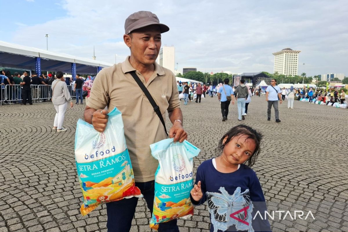 Warga Jakarta antusias serbu sembako gratis di Bazar Rakyat Monas