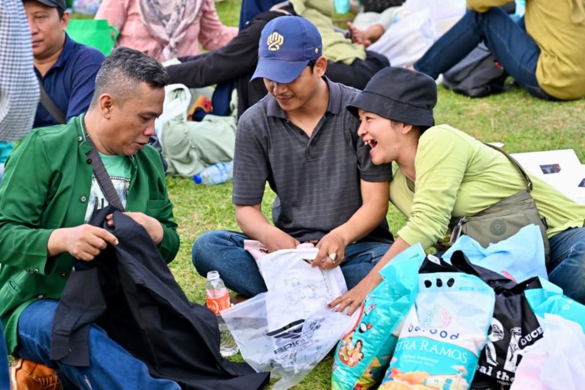Warga buka kemas paket sembako di Bazar Rakyat Monas