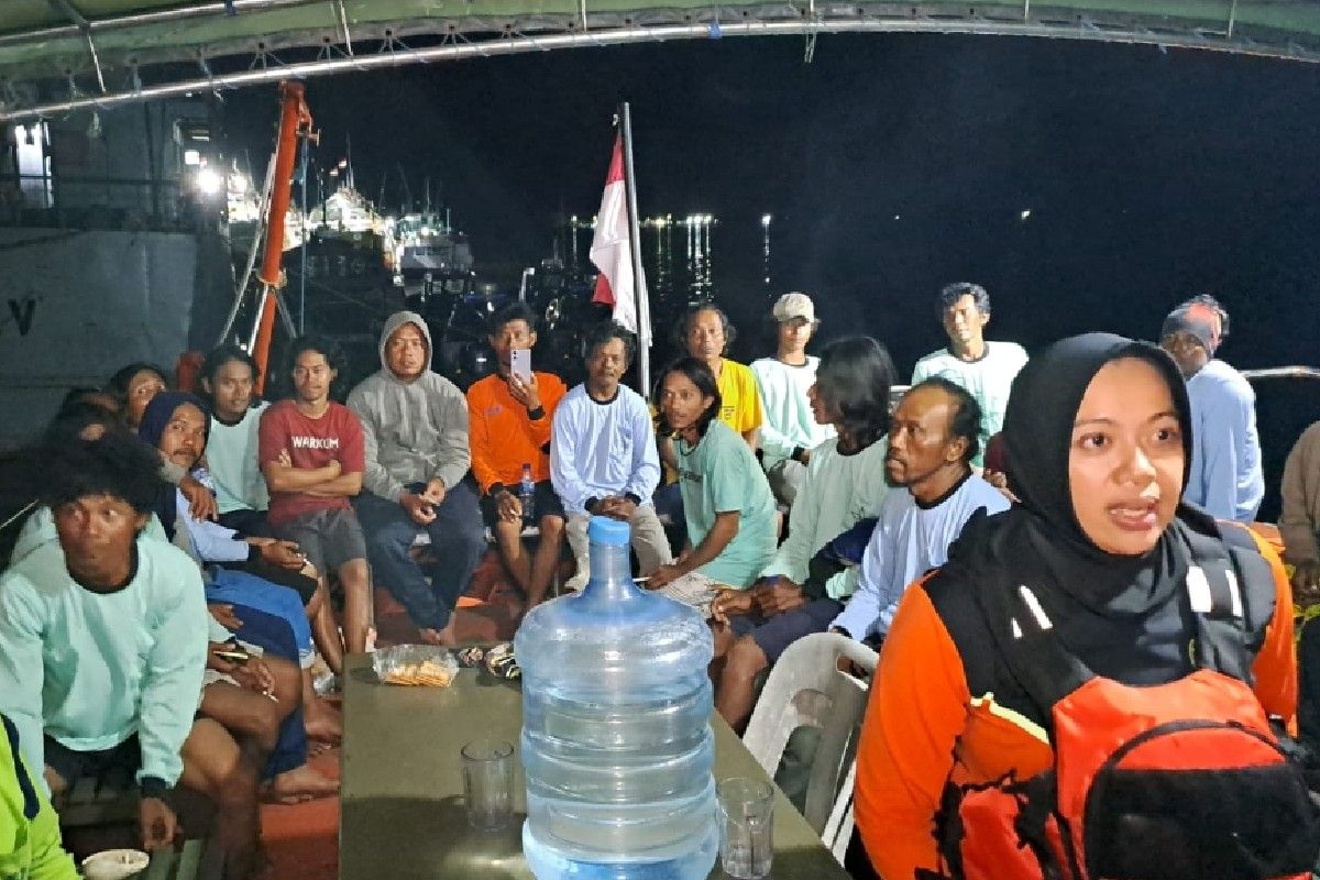 Tim SAR evakuasi ABK KM Mekar Alam akibat terbakar di Laut Arafura Merauke