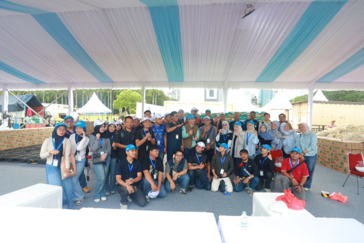 PT Berdikari Turut Sukseskan Kegiatan "Dari Istana untuk Rakyat", Berbagi Kebahagiaan untuk Masyarakat