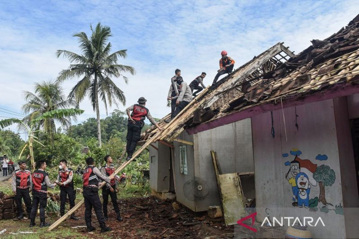Dampak angin puting beliung di Ciamis