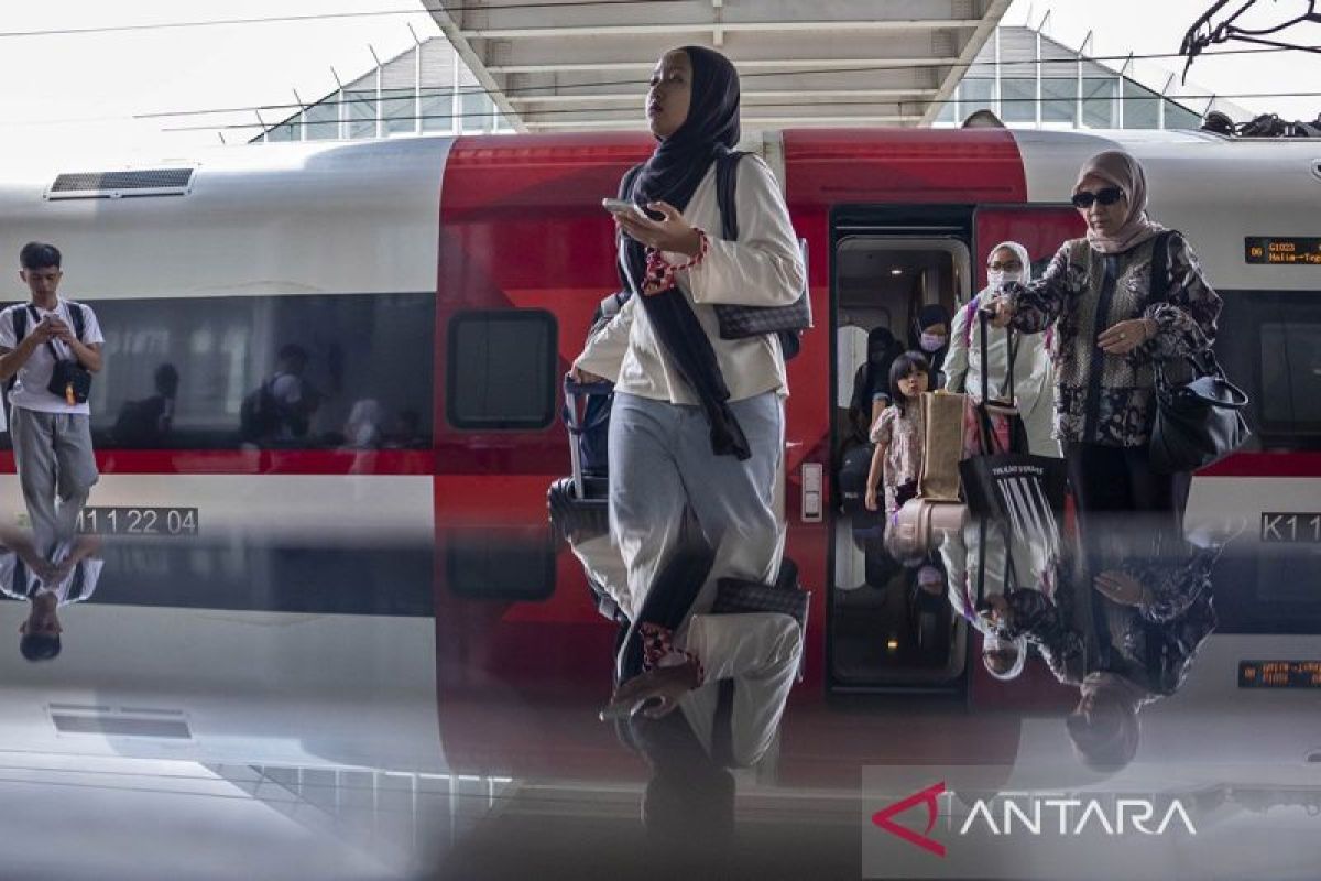 Whoosh menjadi transportasi favorit pilihan masyarakat untuk mudik Lebaran 2026