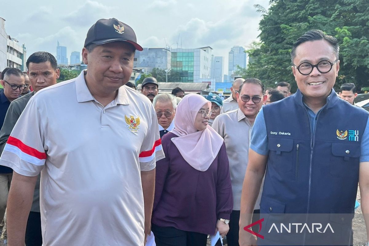 Menteri PKP-Kepala BP BUMN cek lahan rusun di bantaran rel KA Senen