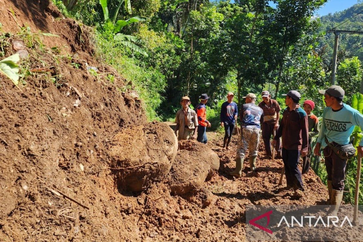 Petugas dan warga berupaya buka jalan tertutup longsor di Cidaun