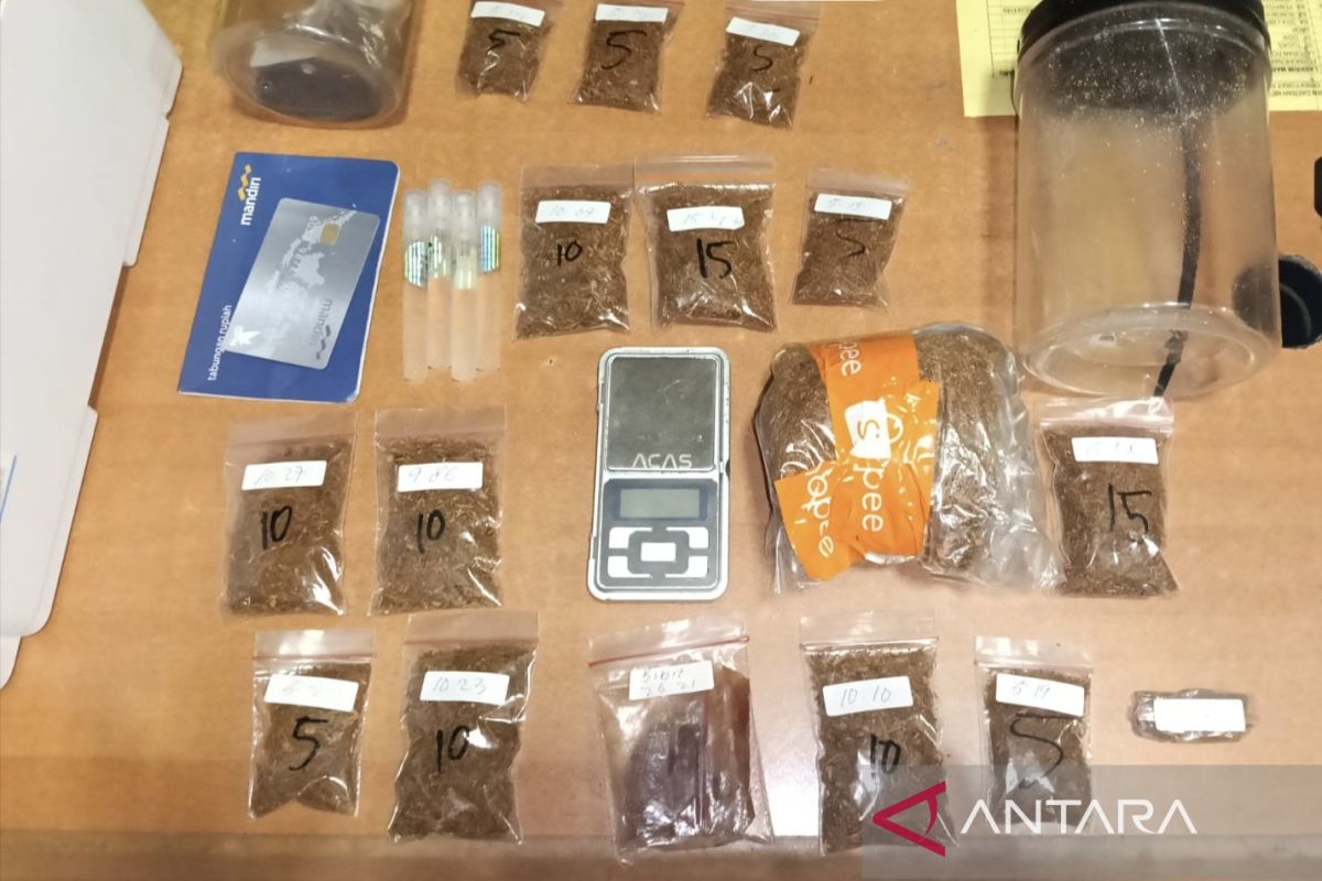 Polisi gagalkan peredaran tembakau sintetis ratusan gram di Jaksel