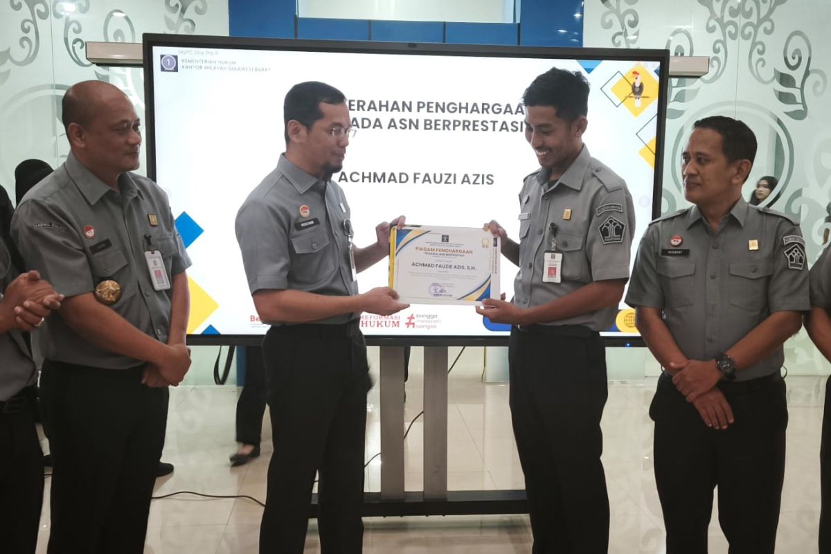 Kakanwil Kemenkum Sulbar serahkan penghargaan ke pegawai teladan