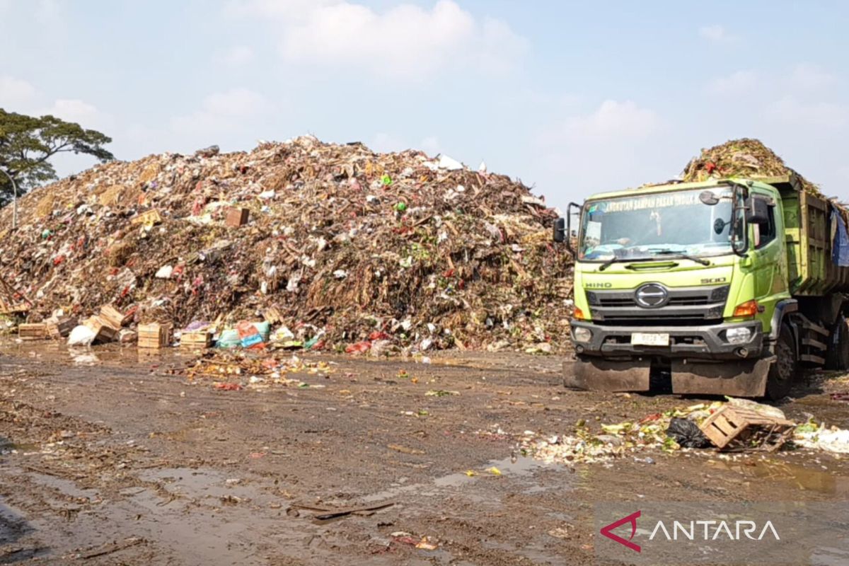 Pedagang keluhkan sampah menggunung di Pasar Induk Kramat Jati