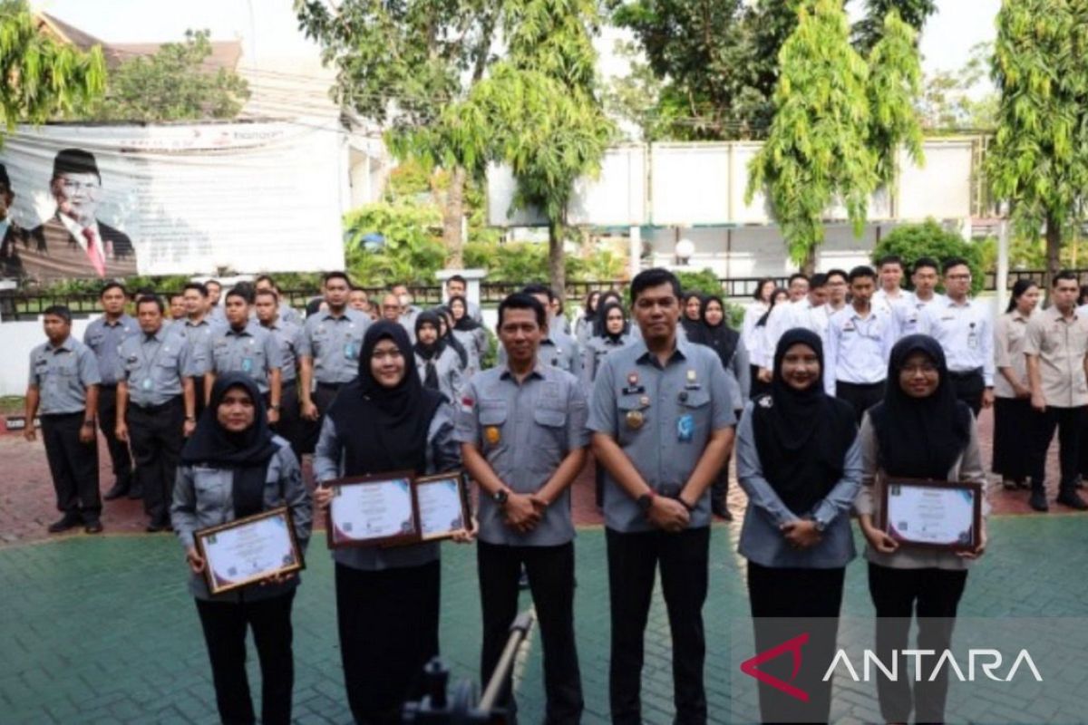 Semangat Baru Pasca-Lebaran: Kakanwil Berikan Penghargaan Pegawai Teladan