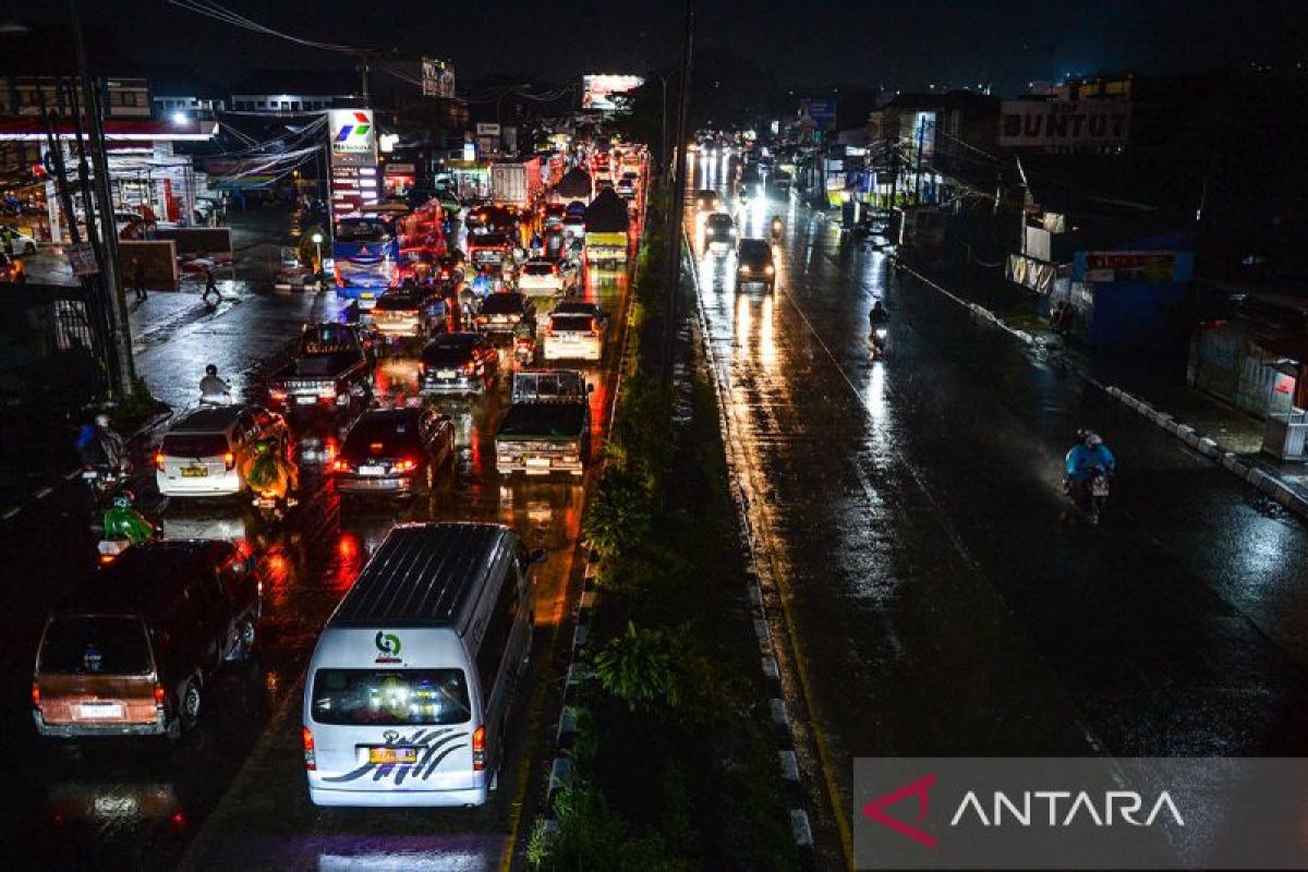 Puncak arus balik gelombang kedua di CIleunyi