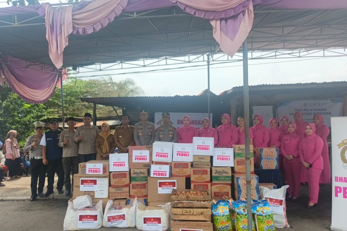 Polisi salurkan bantuan untuk korban kebakaran di Ogan Ilir