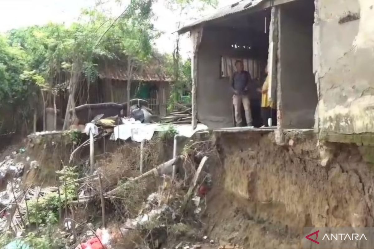 Empat rumah warga bantaran Kali Cikarang Bekasi tergerus longsor