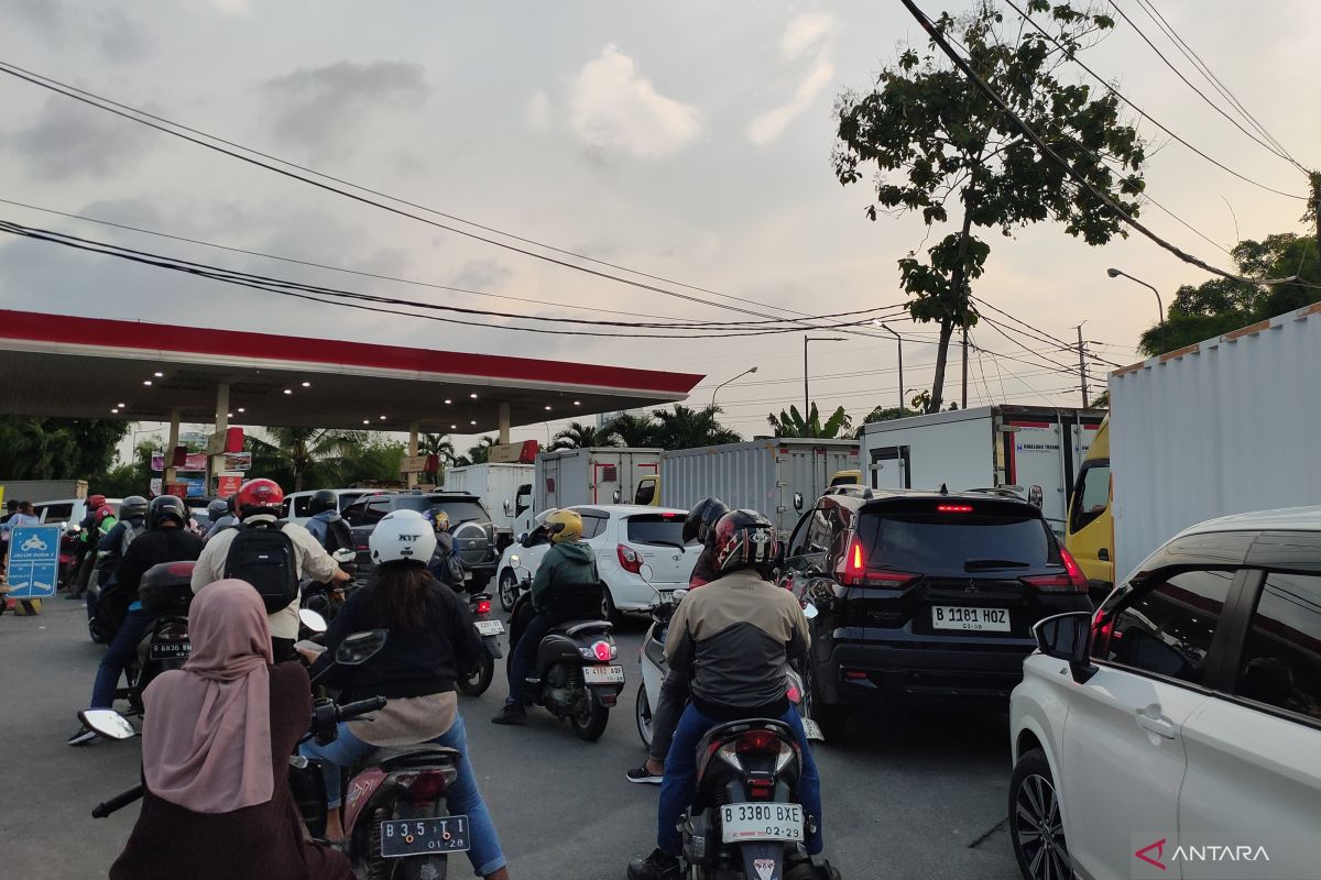 Isu kenaikan harga BBM picu antrean panjang di SPBU, pemerintah pastikan harga tetap