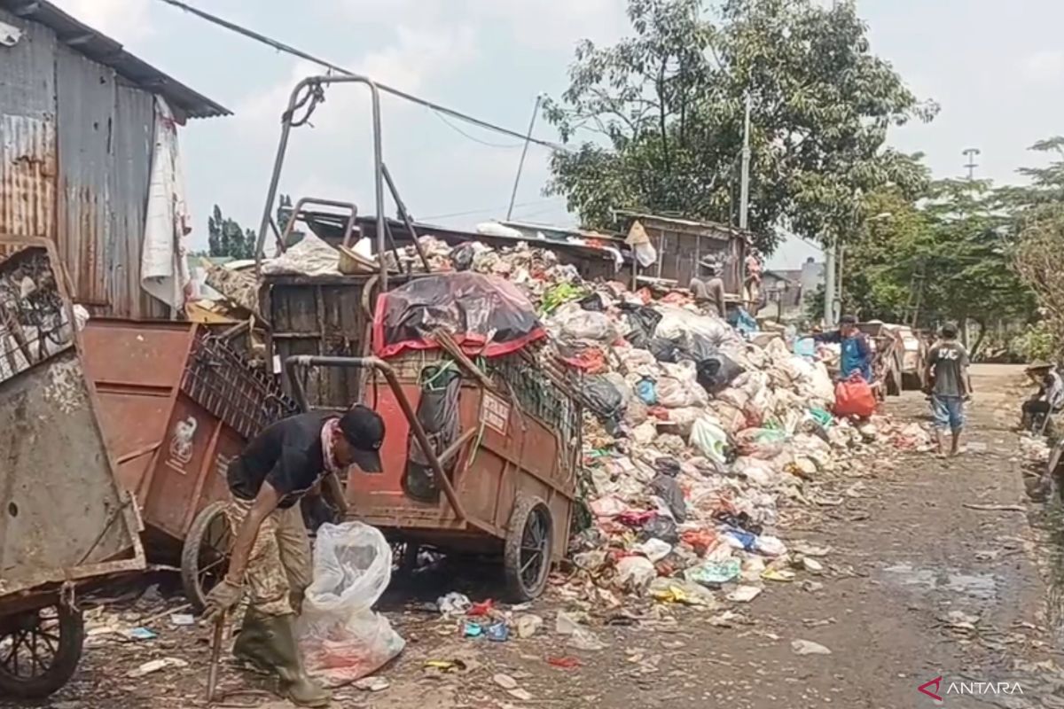 Warga minta truk ditambah untuk kurangi sampah di TPS Rawadas