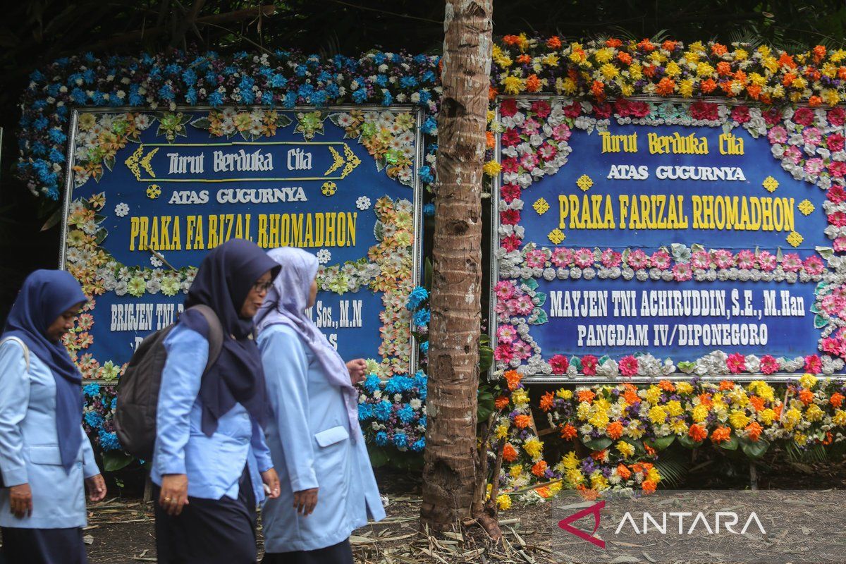 Warga melayat ke rumah duka almarhum Praka Farizal