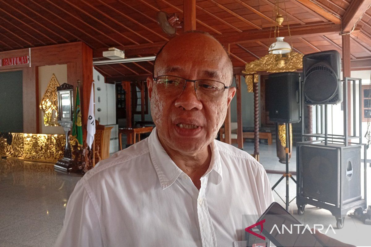 Bupati Banyumas meminta masyarakat tidak panik terkait BBM