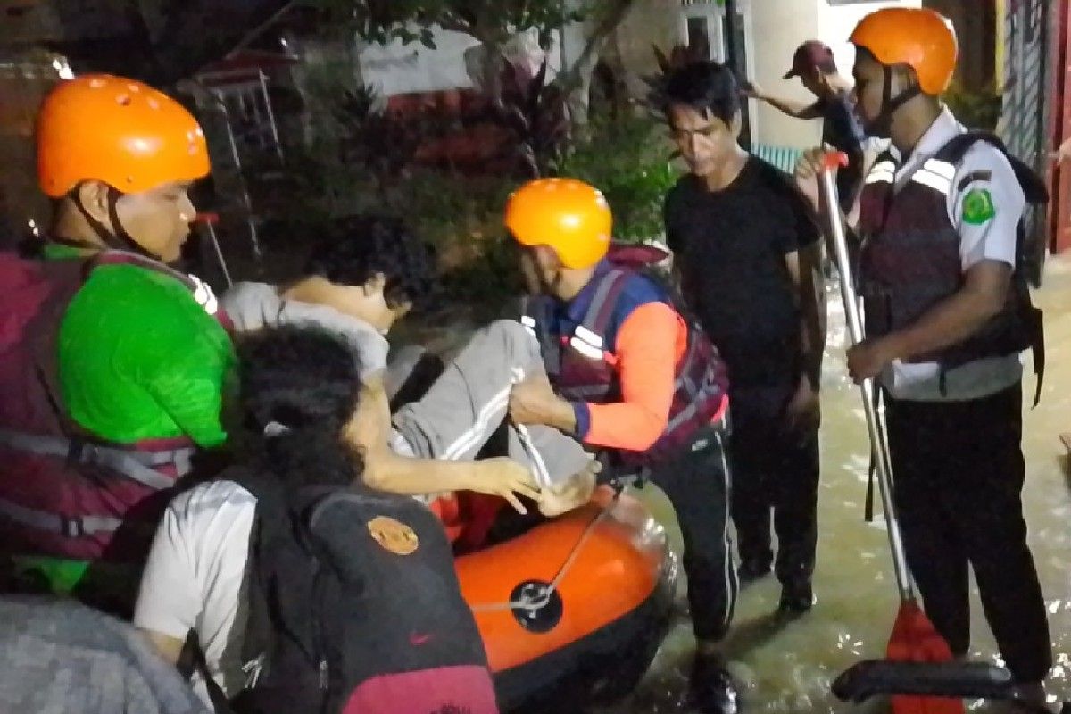BPBD kerahkan personel evakuasi warga terdampak banjir di Sungai Deli