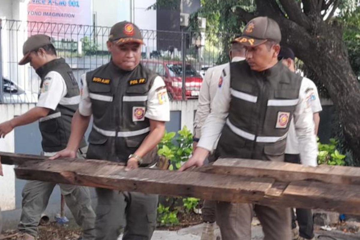 Satpol PP tertibkan sejumlah PKL di Jakut