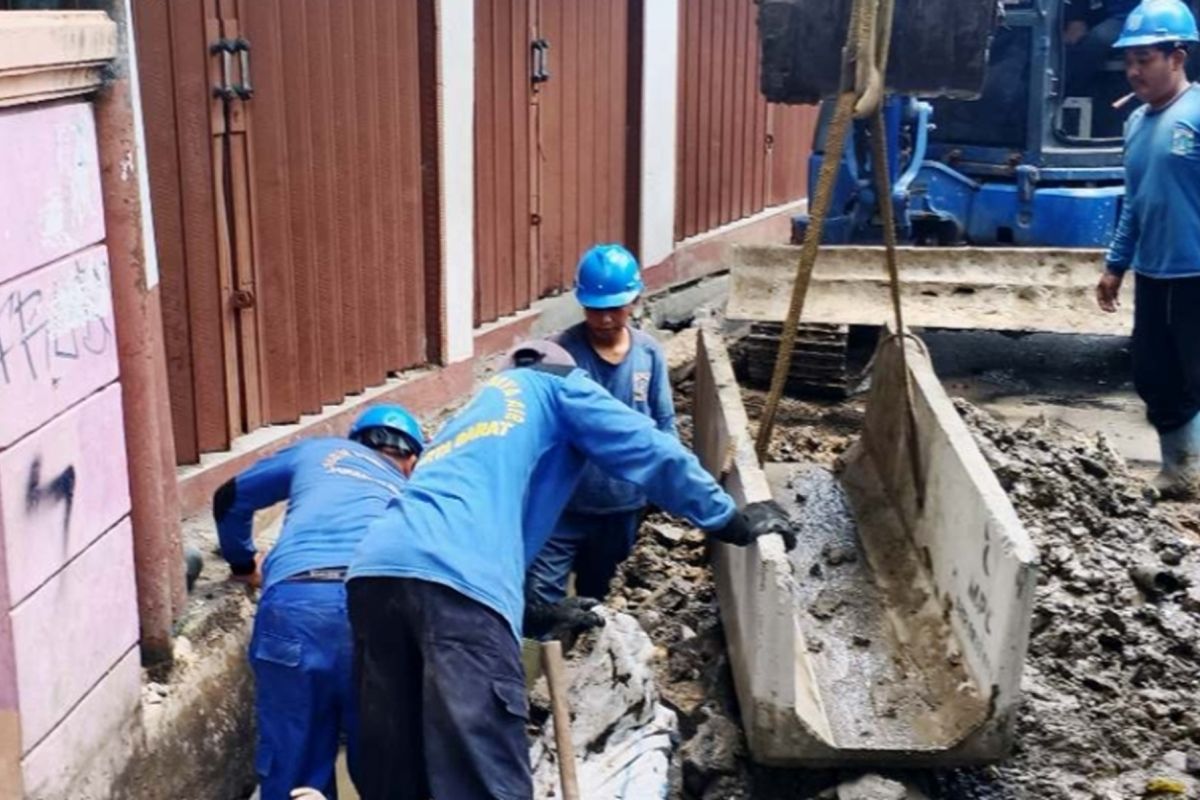 Kerap timbulkan genangan, saluran di Kebon Jeruk dinormalisasi