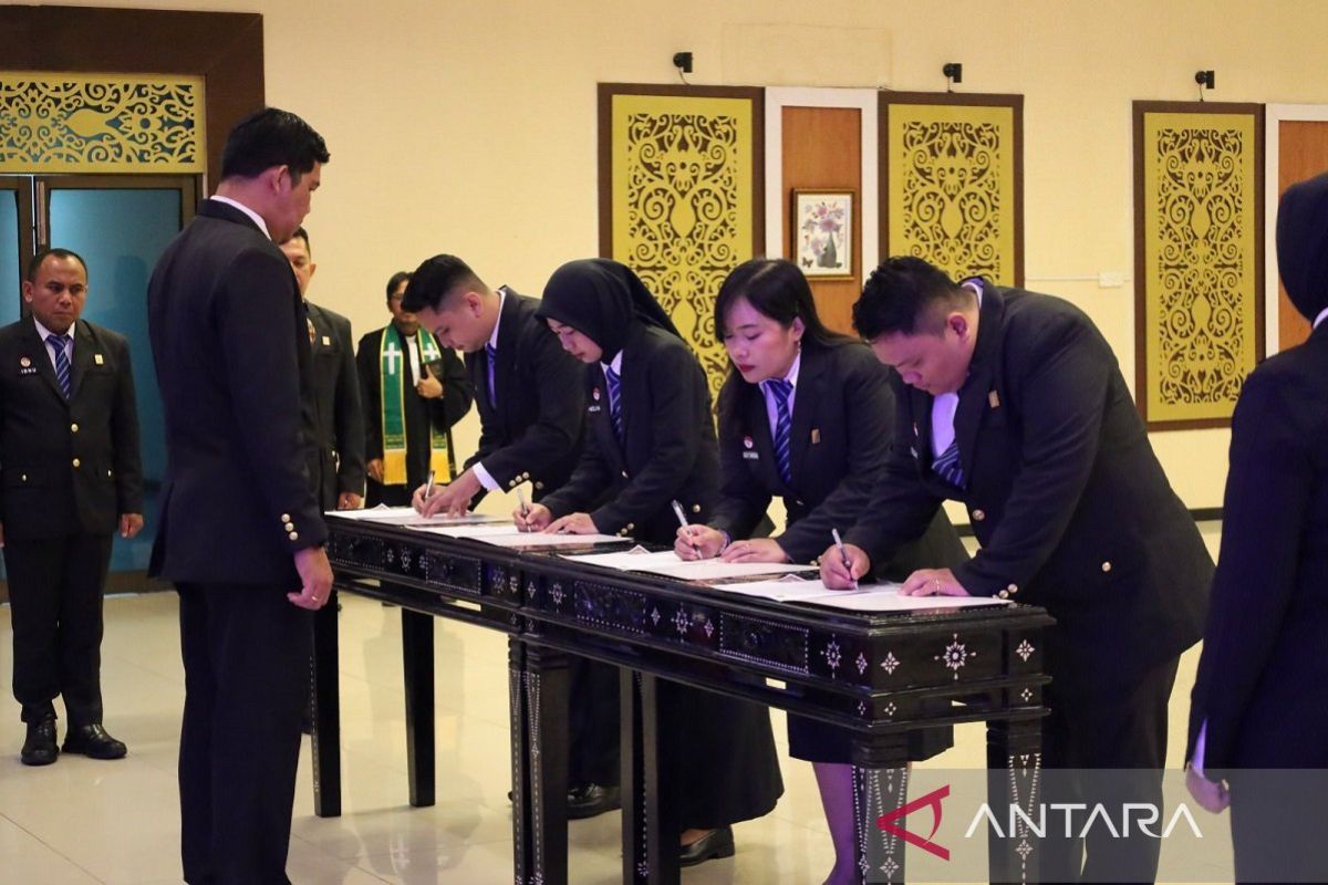 Lantik 12 Pejabat Fungsional, Kakanwil Tekankan Akselerasi Kinerja dan Integritas di Lingkungan Kemenkum Riau