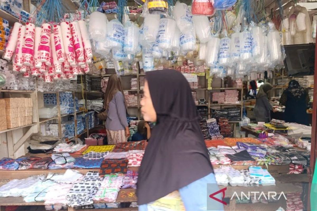 Pedagang plastik di Sampit mulai batasi stok imbas kenaikan harga