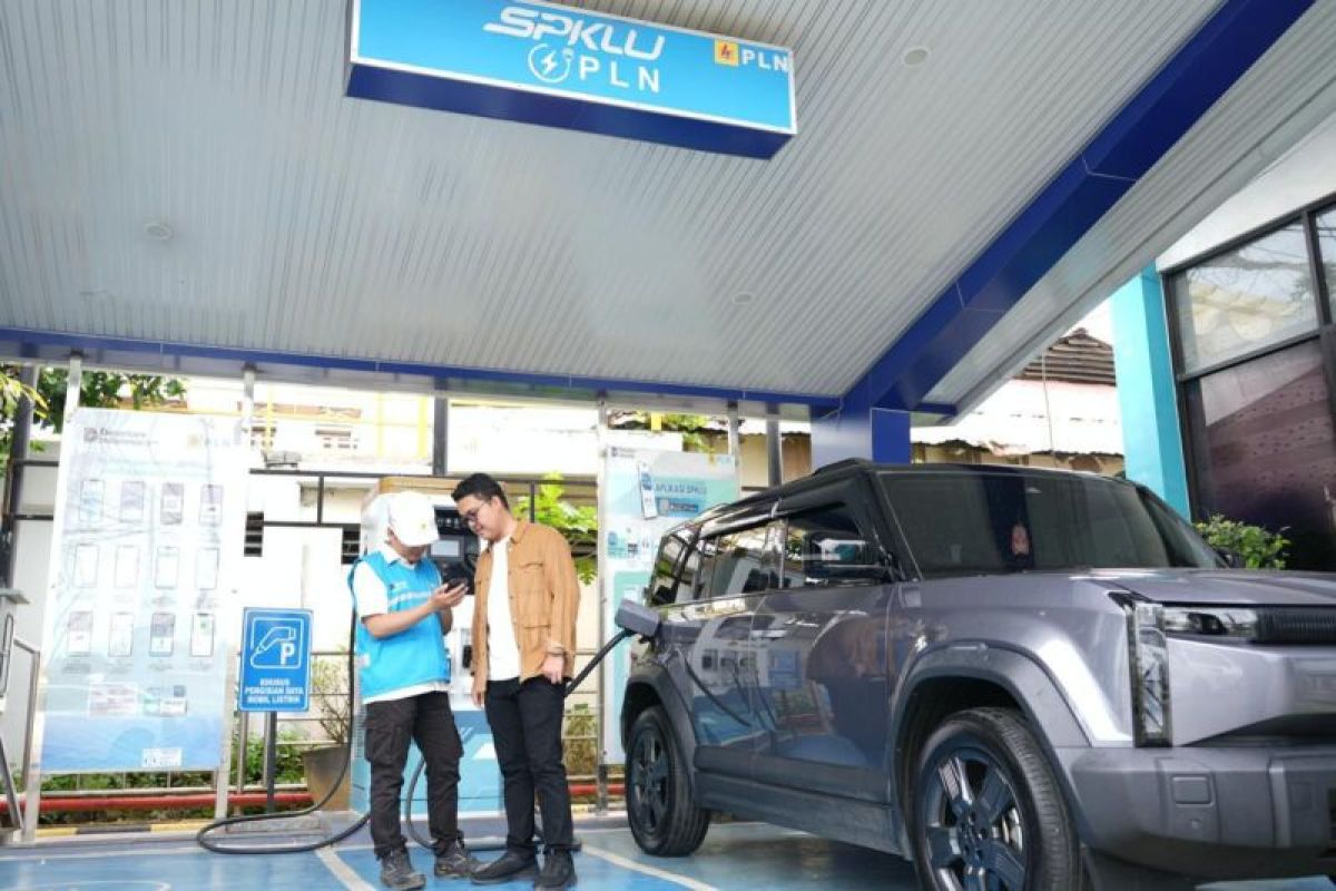 Indef: Insentif EV untuk redam risiko fiskal lonjakan harga minyak