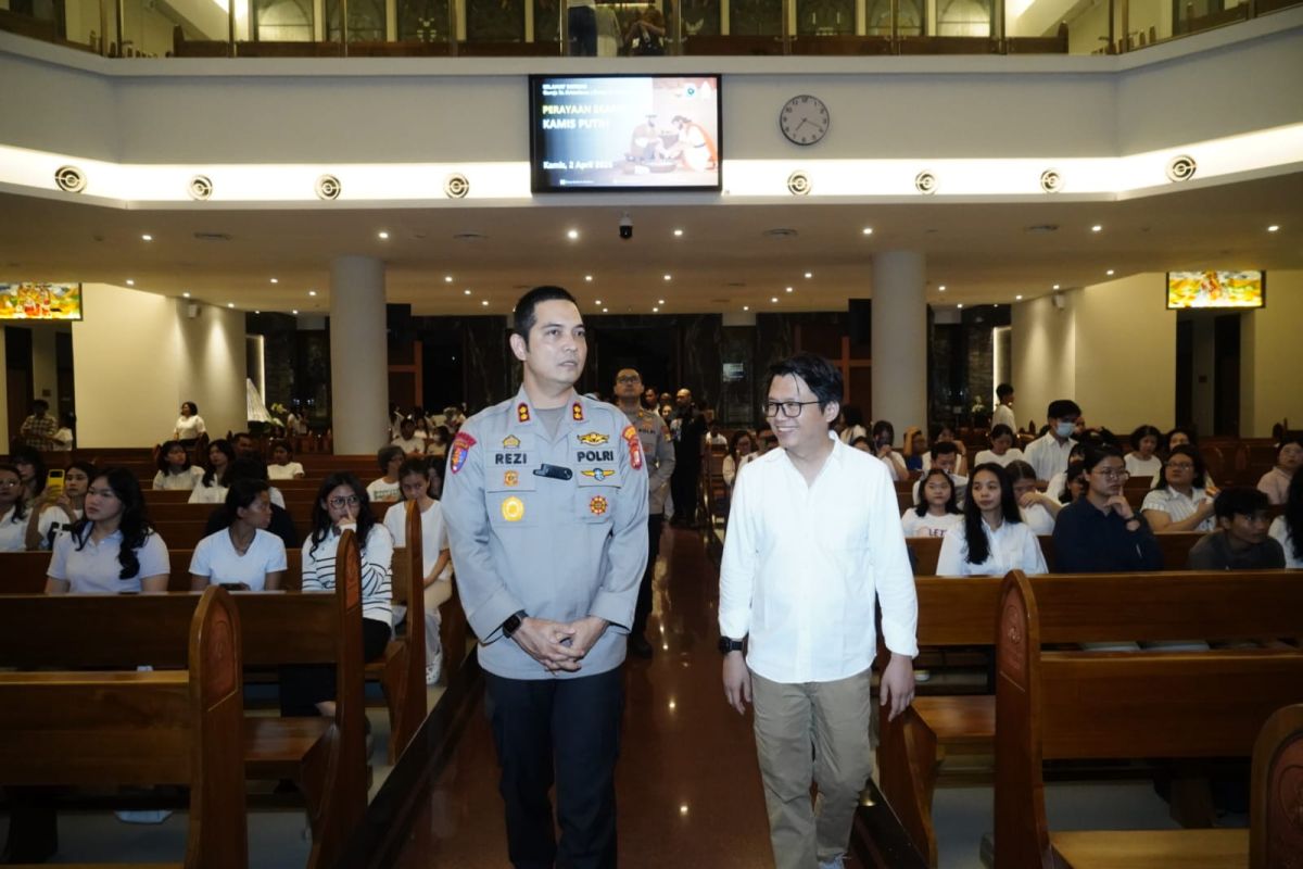 Wakapolres Jakbar tinjau perayaan Misa Kamis Putih di sejumlah gereja