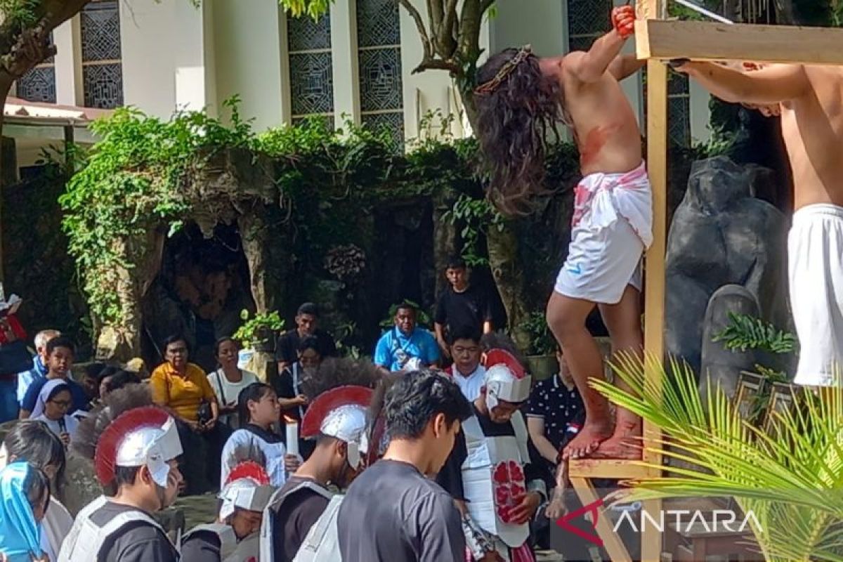 Pementasan Kisah Sengsara Yesus di Gereja Mentok